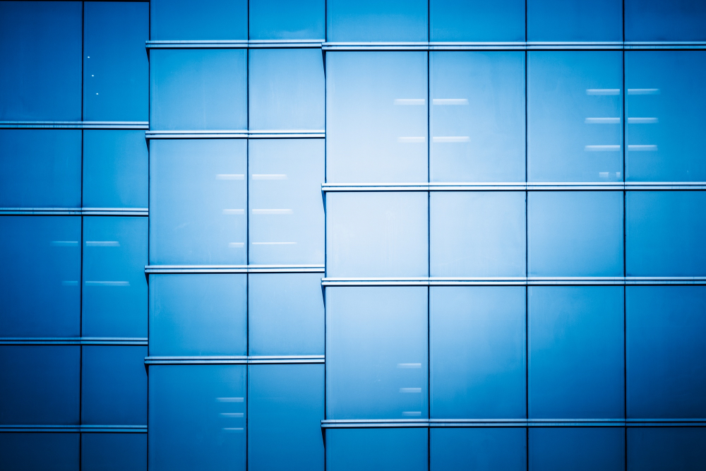 Zalety stosowania paneli szklanych zamiast płytek