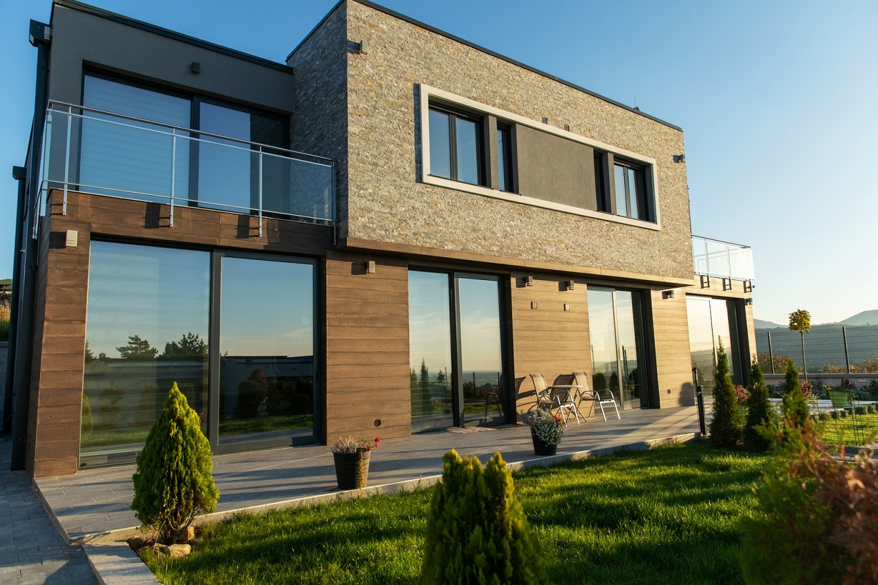 Cena imitacji drewna na elewacji – czy warto zainwestować?