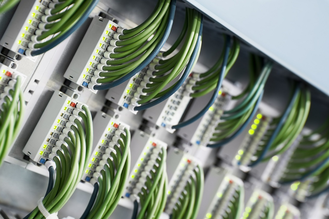 Czym cechują się zasilacze modułowe UPS?