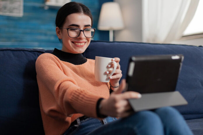 Jakie wymagania techniczne są potrzebne do oglądania telewizji online?