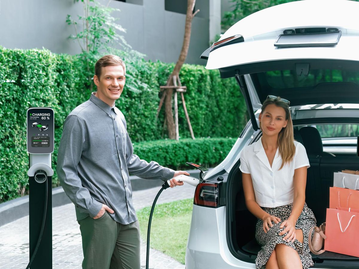 Jak dynamicznie rośnie popularność pojazdów elektrycznych w Polsce i co to oznacza dla rynku motoryzacyjnego